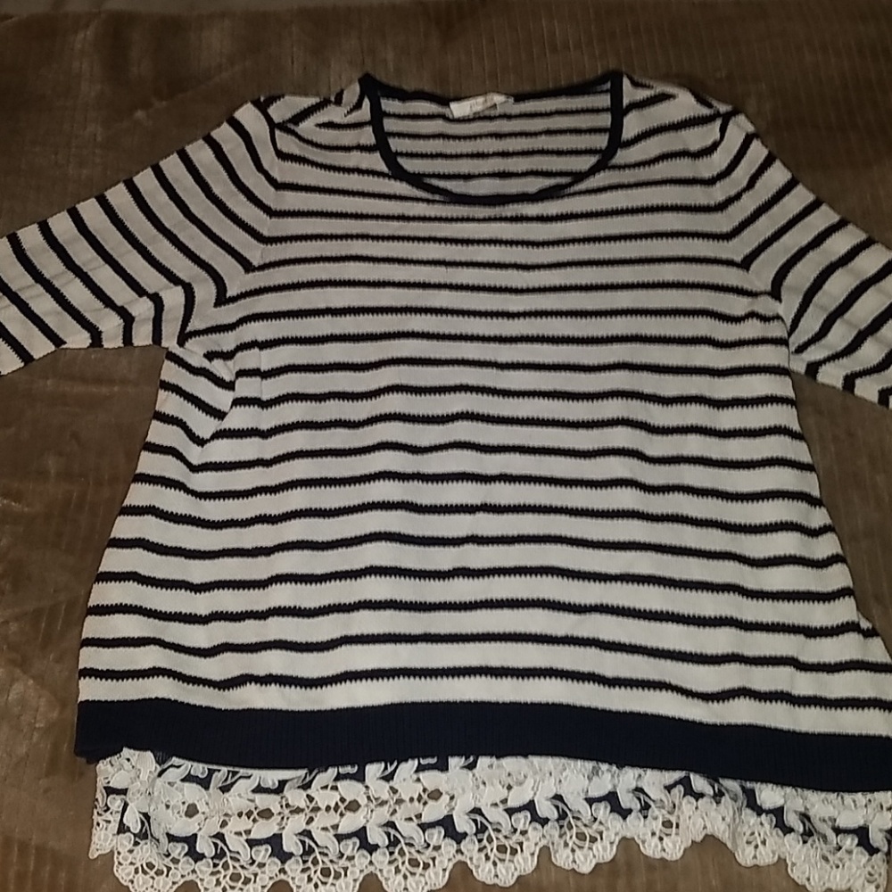 Long sleeve tunic with lace detail on bottom